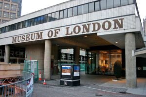 28 Museum_of_London_entrance by Mike Peel via wikimedia commons